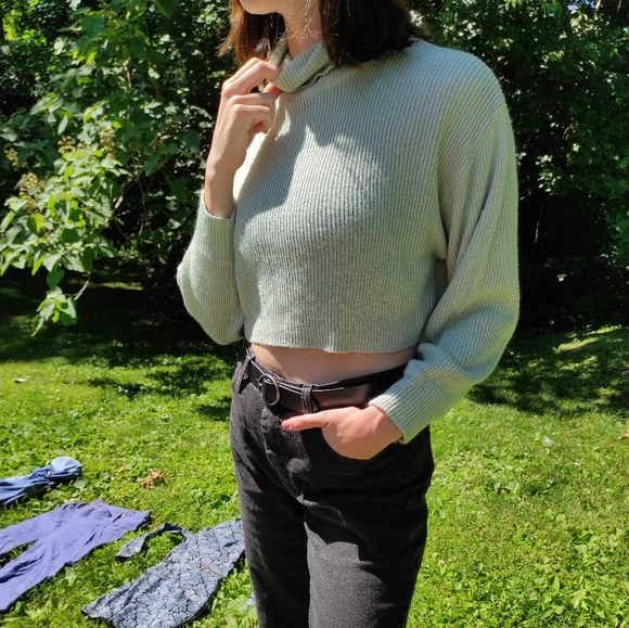 Green turtleneck - Picture 2 of 5